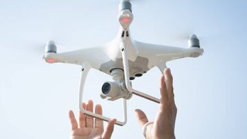 Una iglesia usa un dron para llevar la Hostia en plena misa