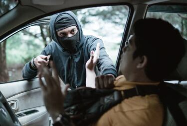 Hizo 160 km para comprar un coche de segunda mano: cuando llegó, el vendedor usó gas pimienta y le robó 7.000 euros en efectivo