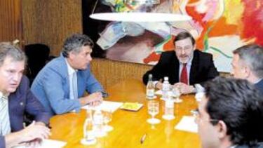 <b>TENSIÓN. </b>Durante la reunión hubo momentos de gran tensión.