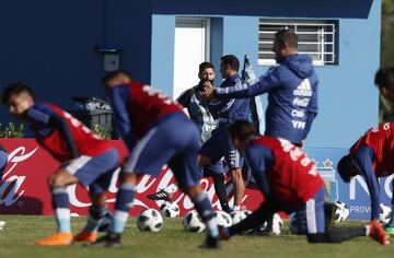 El capitán de la selección argentina, Lionel Messi, participa en un entrenamiento, en las instalaciones de la Asociación del Fútbol Argentino (AFA)