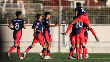 Los futbolistas del Atl&eacute;tico B celebran un gol