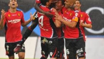 <b>FELICIDAD. </b>Los jugadores del Mallorca muestran su alegría por el triunfo y por la permanencia.