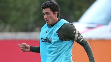 Giménez controla el esférico durante el entrenamiento.