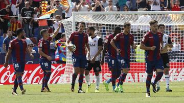 Los jugadores del Levante celebraron el gol de Bardhi.
