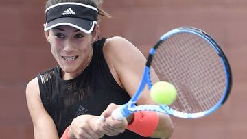 La tenista espa&ntilde;ola Garbine Muguruza devuelve una bola a la china Shuai Zhang durante un juego de la primera ronda del Abierto de Estados Unidos en el USTA National Tennis Center, en Flushing Meadows, Nueva York (EE.UU.).