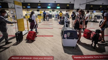 GRAFAND9727. SEVILLA, 24/06/2020.- Interior del aeropuerto de San Pablo en Sevilla que ha implementado controles de distanciamiento social y sanitarios para garantizar la seguridad de los viajeros ante la COVID-19. El aeropuerto de mayor crecimiento de Europa durante 2018 y 2019 recuperará la próxima semana un 50 % de su actividad, tras el restablecimiento de los vuelos internacionales. EFE/Jose Manuel vidal.