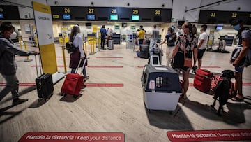 GRAFAND9727. SEVILLA, 24/06/2020.- Interior del aeropuerto de San Pablo en Sevilla que ha implementado controles de distanciamiento social y sanitarios para garantizar la seguridad de los viajeros ante la COVID-19. El aeropuerto de mayor crecimiento de Eu