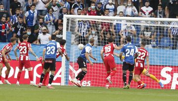 En el minuto 3, en un córner, el central cabeceó libre de marca adelantó al Alavés en el partido.