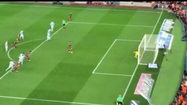 Neymar, Suárez y Rakitic, en posición antirreglamentaria antes de que Messi toque el balón.