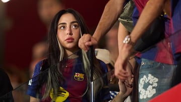 La cantante argentina, Nicki Nicole, en el palco del estadio Johan Cruyff disfrutando del Trofeo Gamper entre el Fútbol Club Barcelona y el Como.