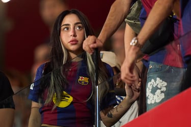 La cantante argentina, Nicki Nicole, en el palco del estadio Johan Cruyff disfrutando del Trofeo Gamper entre el Fútbol Club Barcelona y el Como.