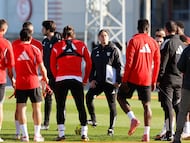 Almeyda, con sus jugadores.