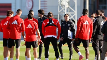 Almeyda, con sus jugadores.
