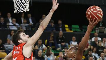 GRA310. BILBAO, 21/01/2016.- El base belga del RETAbet Bilbao Basket Jonathan Tabu (d) tira a canasta ante el base del Valencia Basket Guillem Vives (i), durante el partido aplazado de la vigésima séptima jornada de la Liga ACB que se juega hoy en el Bilbao Arena. EFE/Luis Tejido