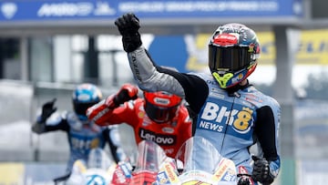 Aldeguer celebrando su podio, delante de los Márquez.