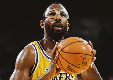 Otro de las leyendas Lakers que estuvo durante toda su carrera profesional defendiendo la camiseta de la franquicia. En este caso el jugador nacido en Gastonia estuvo doce temporadas en la NBA y fue campeón de la NBA en tres ocasiones, electo siete veces All Star, MVP de las finales de la NBA en 1988, y es miembro del Basketball Hall of Fame desde 2003.