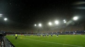 El Real Madrid entrena bajo la lluvia de Nápoles