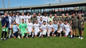 Los Veteranos del Real Madrid posan antes del amistoso en Ribadumia-