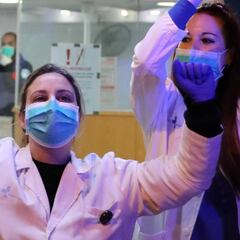 Spain applauds emergency services as crisis deepens