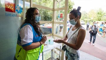 Dispositivo para la realización de pruebas PCR en el Centro de Salud Federica Montseny, para población de entre 15 y 49 años y destinado a la detección precoz de coronavirus en personas asintomáticas, a 20 de agosto de 2020.
THE REALIZATION OF THE PCR TESTS TO THE RESIDENTS OF THE VALLECAS
A HEALTH WORKER CARRIES THE PCR TESTS CARRIED OUT TO TAKE IT TO THE LABORATORY DURING THE REALIZATION OF THE PCR TESTS TO THE RESIDENTS OF THE VALLECAS NEIGHBORHOOD BETWEEN THE AGES OF 15-49 YEARS ON AUGUST 20;2020 IN MADRID;SPAIN.
AFP7 / Joaquin Corchero
20/08/2020