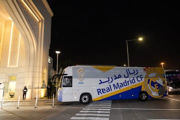 La llegada del autobús del Real Madrid al resort Al Messila, su hotel de concentración en Doha.