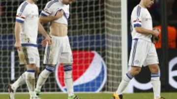 Ivanovic, Cahill y Azpilicueta, del Chelsea, se lamentan tras perder en París el martes.