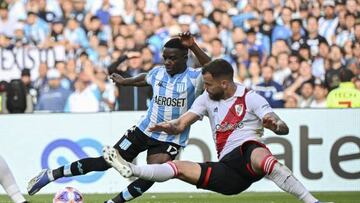 Racing Club's Colombian forward Johan Carbonero (L) vies for the ball with River Plate's defender Leandro Gonzalez during their Argentine Professional Football League tournament match at the Presidente Peron stadium in Avellaneda, on October 23, 2022. (Photo by Luis ROBAYO / AFP) (Photo by LUIS ROBAYO/AFP via Getty Images)