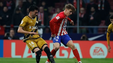 Pablo Barrios, ante Kike en el Atlético-Rayo.