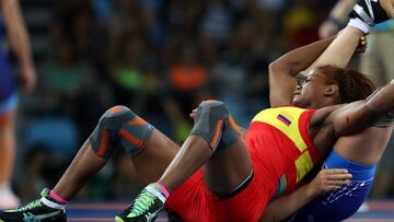 RIO DE JANEIRO, BRAZIL - AUGUST 17:  Jackeline Renteria Castillo (L) of Colombia competes against Yanet Ursula Sovero Nino of Peru during a Women&#039;s Freestyle 58kg 1/8 Final bout on Day 12 of the Rio 2016 Olympic Games at Caioca Arena 2 on August 17, 2016 in Rio de Janeiro, Brazil.  (Photo by Lars Baron/Getty Images)