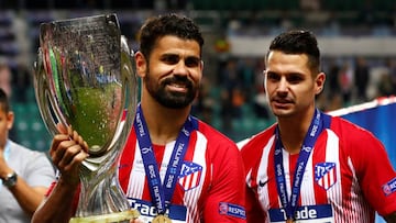 Costa y Vitolo posan con la Supercopa de Europa.