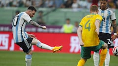 Beijing (China), 15/06/2023.- Lionel Messi of Argentina (L) in action during a soccer friendly match between Argentina and Australia in Beijing, China, 15 June 2023. (Futbol, Amistoso) EFE/EPA/MARK R. CRISTINO
