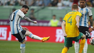 Beijing (China), 15/06/2023.- Lionel Messi of Argentina (L) in action during a soccer friendly match between Argentina and Australia in Beijing, China, 15 June 2023. (Futbol, Amistoso) EFE/EPA/MARK R. CRISTINO
