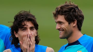 SANT JOAN D?ESP? (BARCELONA), 09/09/2022.- Los nuevos defensas del FC Barcelona, H¨¦ctor Beller¨ªn (i) y Marcos Alonso (d), participan en una sesi¨®n de entrenamiento del equipo, este viernes en Sant Joan d?Esp¨ª (Barcelona), en la v¨ªspera de su encuentro de LaLiga Santander ante el C¨¢diz CF. EFE/ Enric Fontcuberta