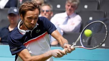 Daniil Medvedev devuelve una bola ante Fernando Verdasco durante su partido en el Queen's Club Championships.