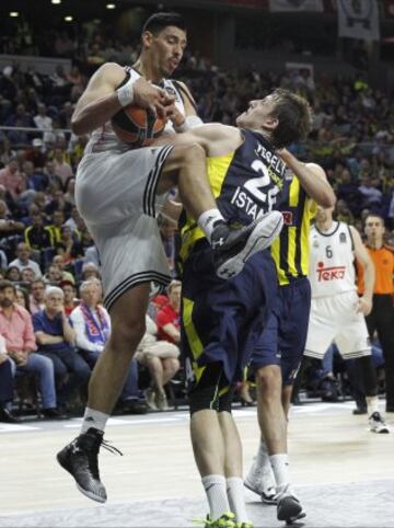 Gustavo Ayón y Jan Vesely.
