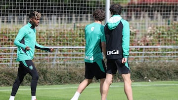 GRAFCAV6214. LEZAMA (BIZKAIA), 15/04/2025.- El delantero del Athletic de Bilbao, Nico Williams (i) junto a sus compañeros este martes preparan el partido frente a los escoceses. El Athletic Club superó dos de las cuatro eliminatorias de competiciones europeas en las que encaró el partido de vuelta en San Mamés tras empatar sin goles como visitante en la ida, como en el cruce frente al Rangers escocés que se resolverá el próximo jueves en 'La Catedral'. EFE/Luis Tejido