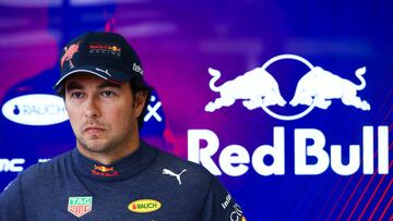 Checo Pérez batalla para acoplarse al RB18