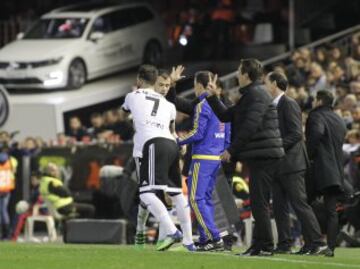 Gary Neville la lía con el cambio de Negredo