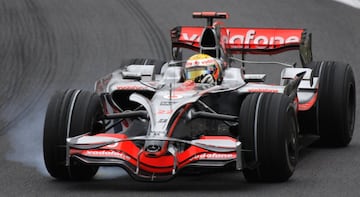 El piloto inglés de McLaren-Mercedes se alzó con su primer campeonato mundial tras el Gran Premio de Brasil donde tenía a Felipe Massa de rival. Se convirtió con 23 años en el piloto más joven en proclamarse campeón.
