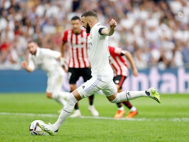 No falló en el día de su despedida. Lanzó Karim Benzema al medio, engañando a Unai Simón. El capitán marca en el día de su despedida.