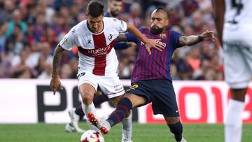 Dami&aacute;n Musto pugna por un bal&oacute;n durante el partido con el FC Barcelona.