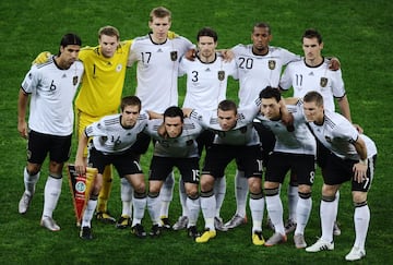 La duda que tenía Joachim Löw entre Piotr Trochowski y Toni Kroos para suplir a Thomas Müller en el once titular de Alemania, la ganó el primero. Trochowski (segundo jugador germano agachado empezando por la izquierda) había tenido un mal final de temporada en el Hamburgo debido al cese del entrenador Marcell Jansen. No quiso renovar y saldría del conjunto del norte de Alemania en verano de 2011. Pero en la semifinal del Mundial de Sudáfrica. Trochowski jugó por delante de Kroos.