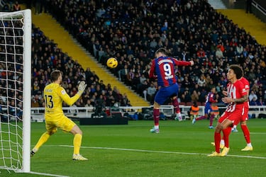 Magnífico envío de Raphinha para conectar con el polaco, pero no remató del todo bien el delantero. No pudo encontrar portería.