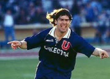 En su primer Superclásico, el 15 de mayo de 1994, el 'Matador' hizo dos goles en el triunfo por 3-1 ante Colo Colo en el Nacional.