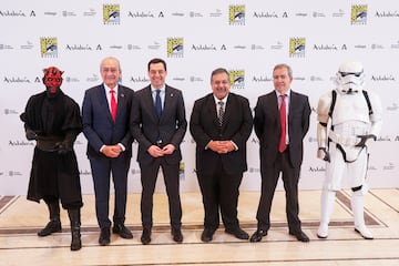 El presidente de la Junta de Andaluca, Juanma Moreno (3i); junto al alcalde de Mlaga, Francisco de la Torre (2i); y el director de Comunicacin y Estrategia de Comic-Con Internacional, David Glanzer (3d), durante la presentacin de la San Diego Comic-Con. 