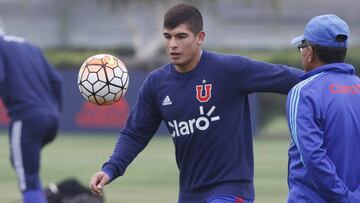 El jugador Francisco Castro atiende el entrenamiento en el CDA.