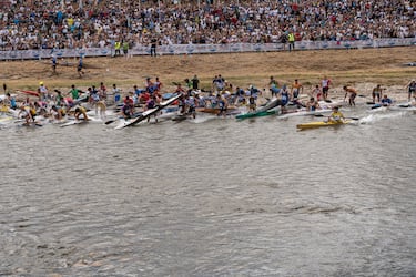 Entrada de los piragüistas al Sella en Arriondas.