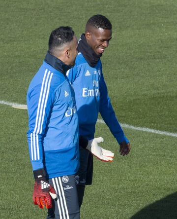 Vinicius Junior hablando junto a Keylor Navas. 