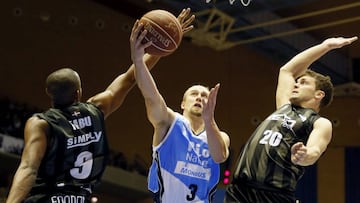El lituano Deividas Dulkys, del Obradoiro, entre Jonathan Tabu y Dejan Todorovic, del Retabet Bilbao Basket.