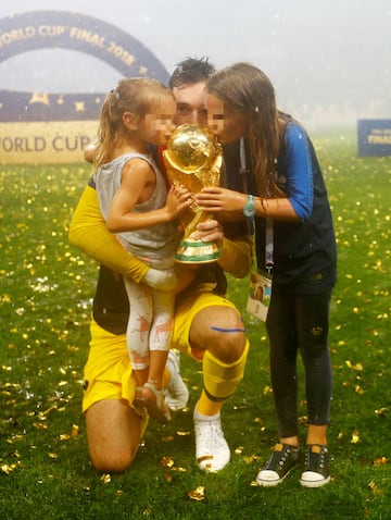 Hugo Lloris y sus hijas.